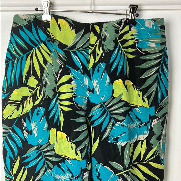 Tropical Leaf Print Women's Cropped Pants from Dana Buchman - Picture 2 of 8
